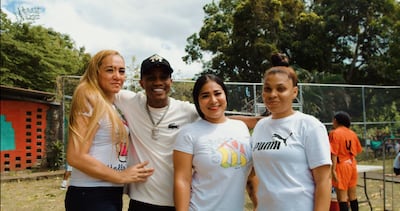 ‘Pronto estarás en libertad, princesa’: Barbel les canta a mujeres en la cárcel