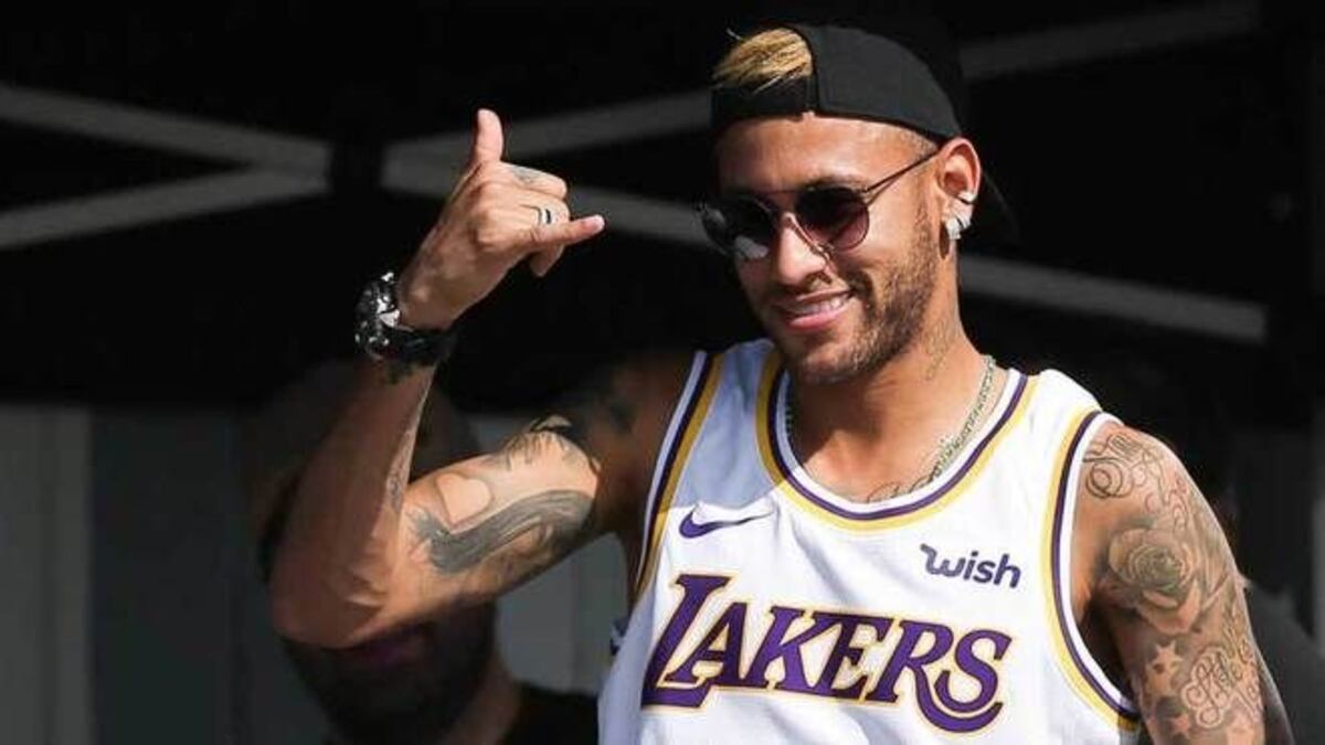 Neymar se tatúa dos superhéroes en la espalda. Chequea