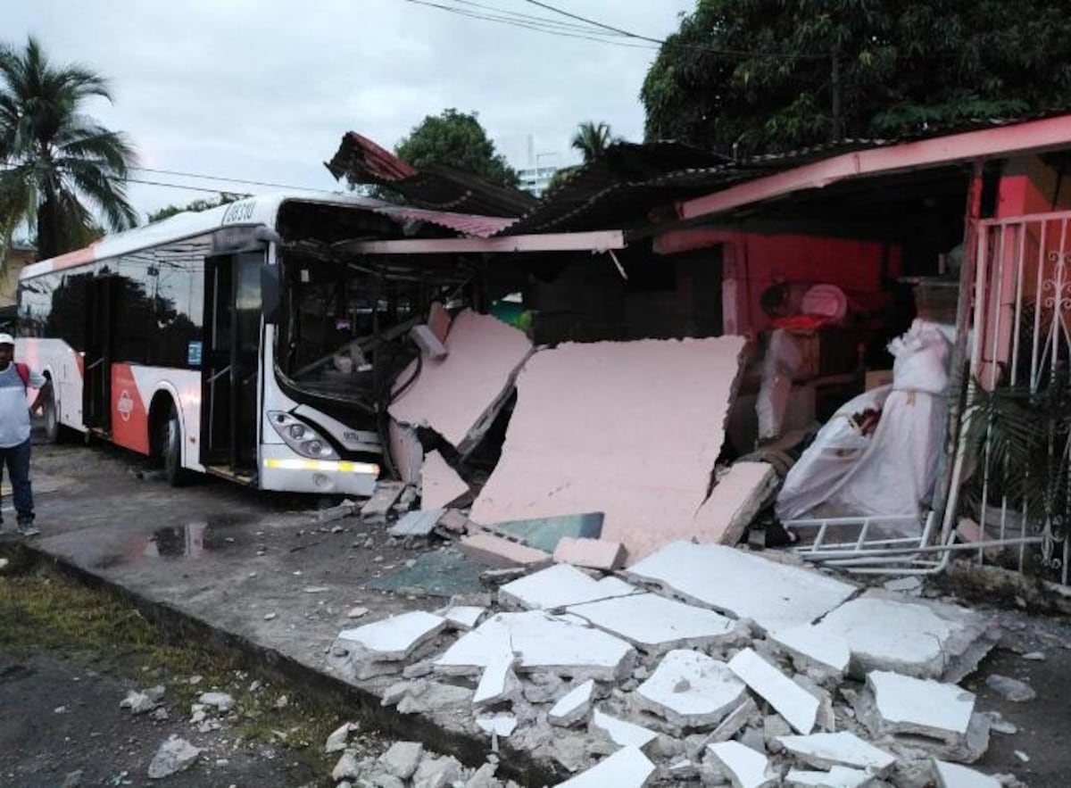 Cinco lesionados al chocar un metrobús contra una casa en Panamá Viejo