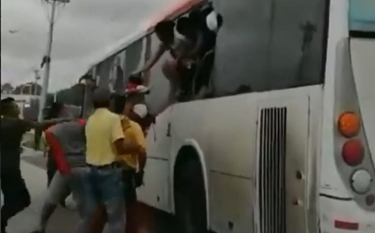 VIDEO|Pasajeros de metrobús revientan vidrios y se lanzan, tras una explosión