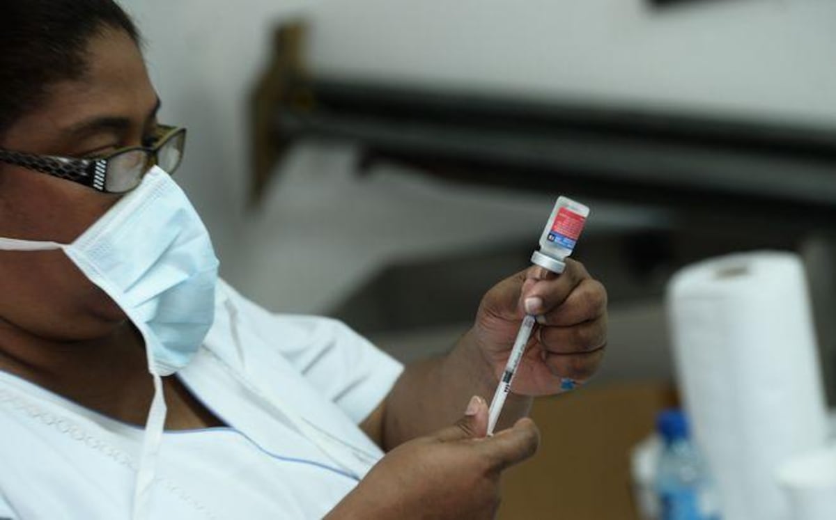 Enfermeras corretean a la gente para que se vacunen