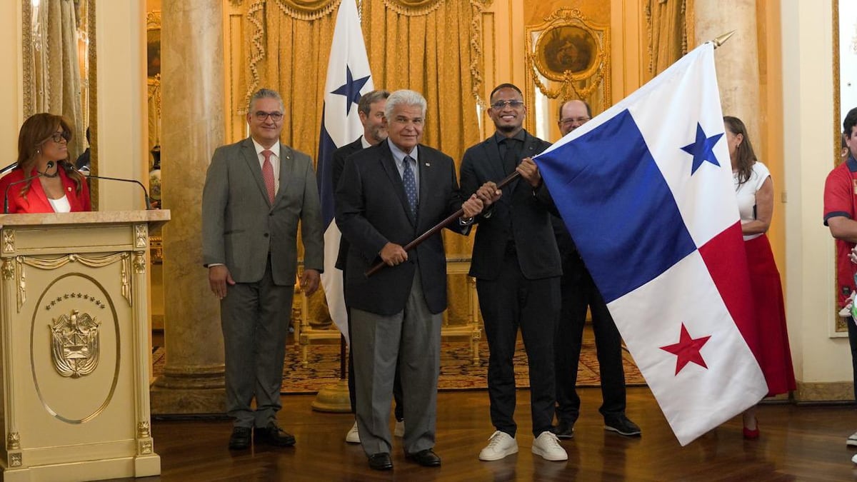 Erick Davis recibió el pabellón y Panamá ya huele a Mundial