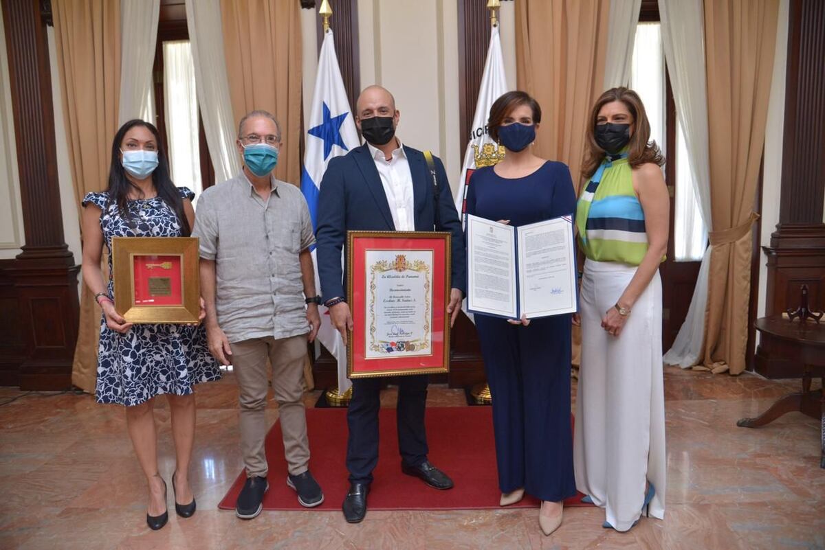 Essdras M. Suárez fotoperiodista panameño que podría ir a la luna en el 2023