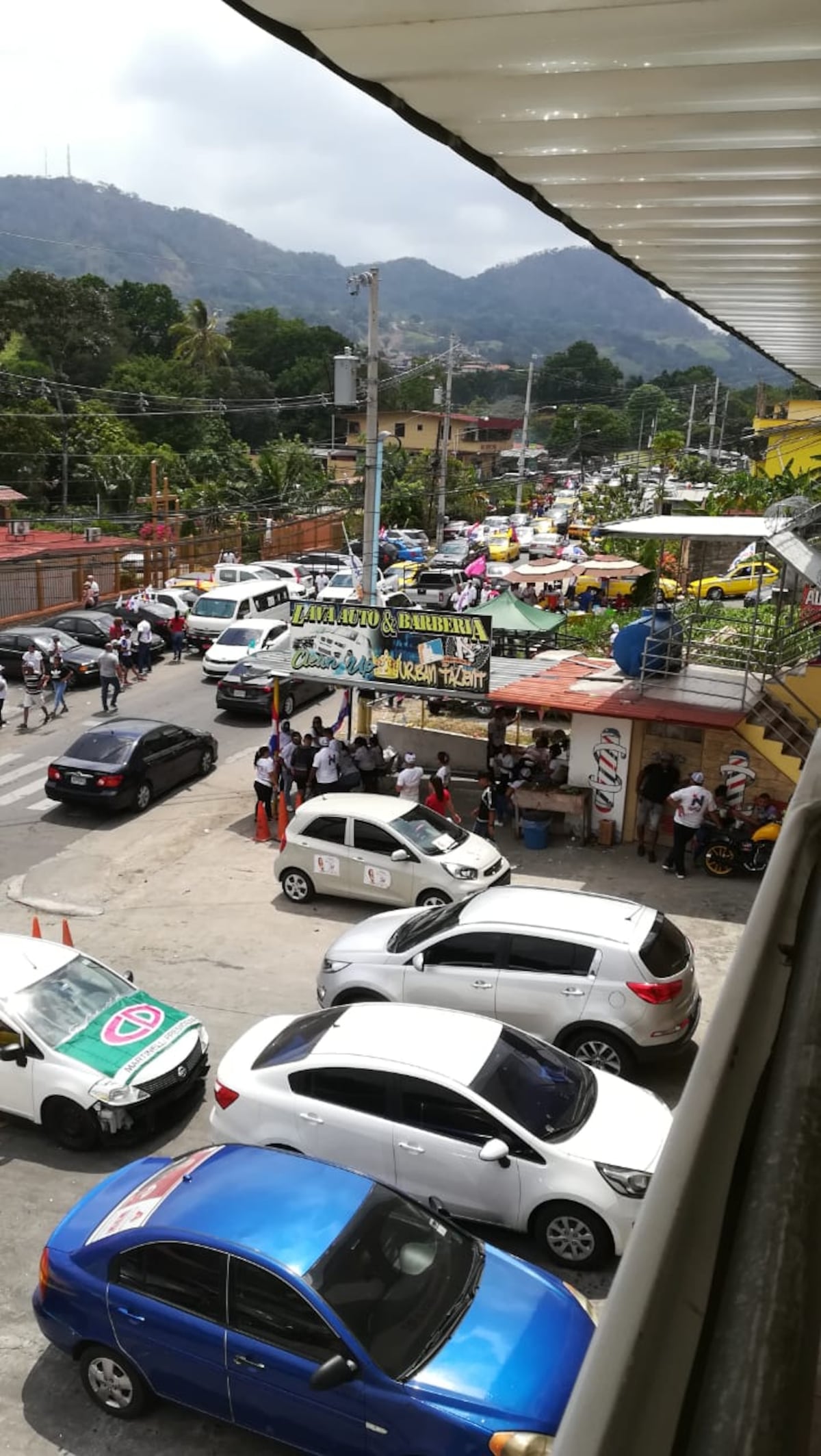 Tranque cerca de los centros de votación. Panameños caminan para llegar a tiempo a ejercer su derecho