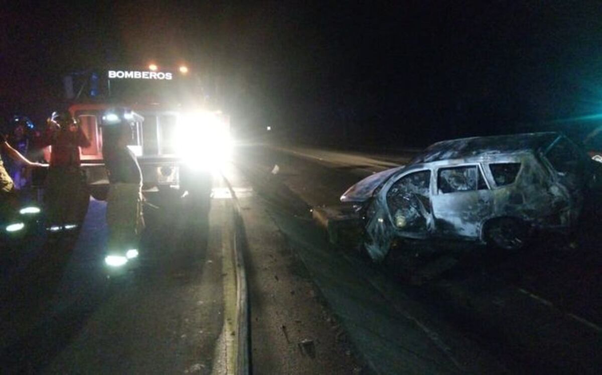 Terrible. Auto choca, se incendia y dos pierden la vida