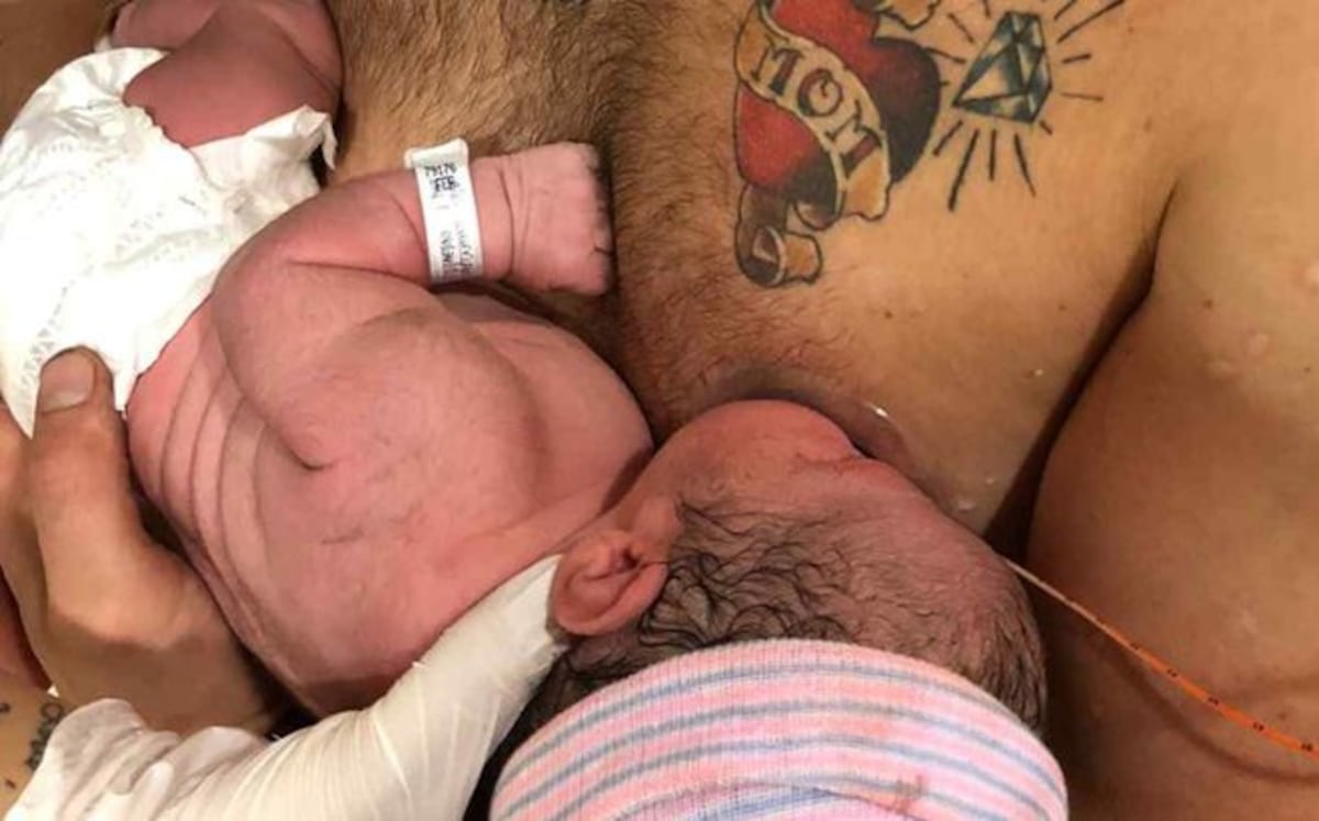 Amamanta a su bebé con un pezón falso y enloquece a las redes