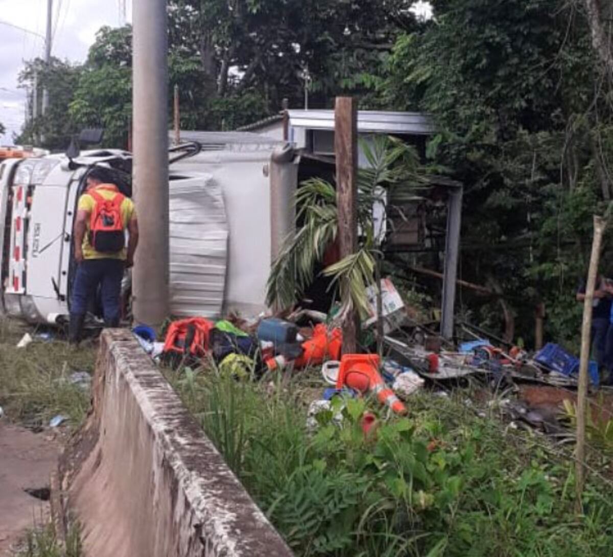 Camión se estrella con poste de tendido eléctrico y se vuelca. Deja 18 heridos, dos de gravedad