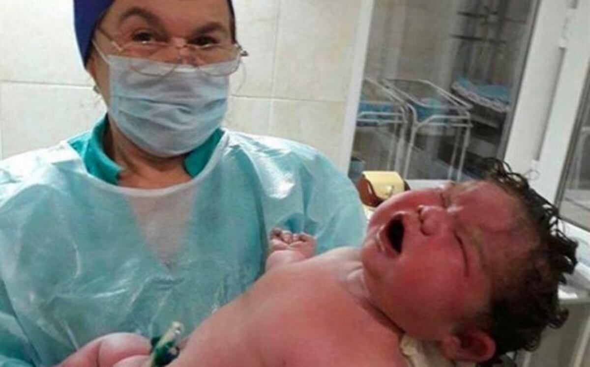 Mujer da a luz de manera natural a bebé de 13 libras en Rusia