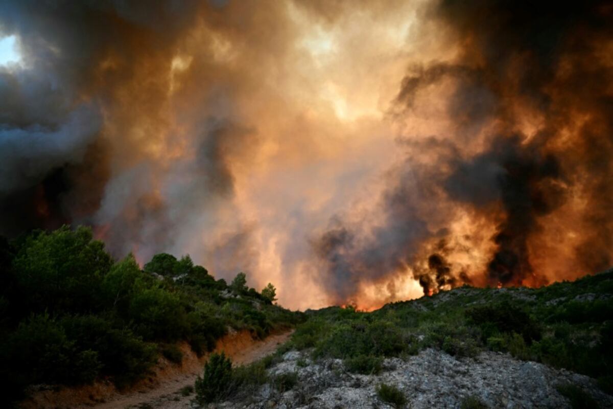 Incendio en el sur de Francia sigue activo tras arrasar 17,000 hectáreas y dejar una víctima