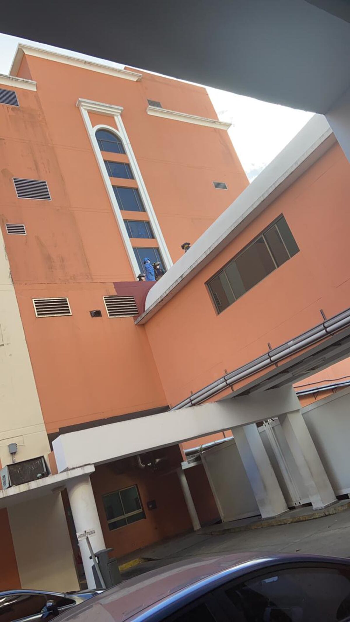 Persona que cayó al vacío en el Santo Tomás era un paciente de covid-19. No resistió al impacto