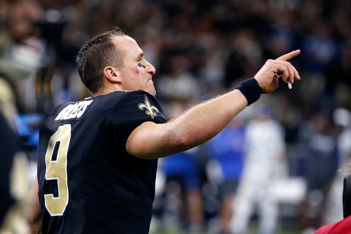 Brees impone récord de pases de anotación; Saints arrollan