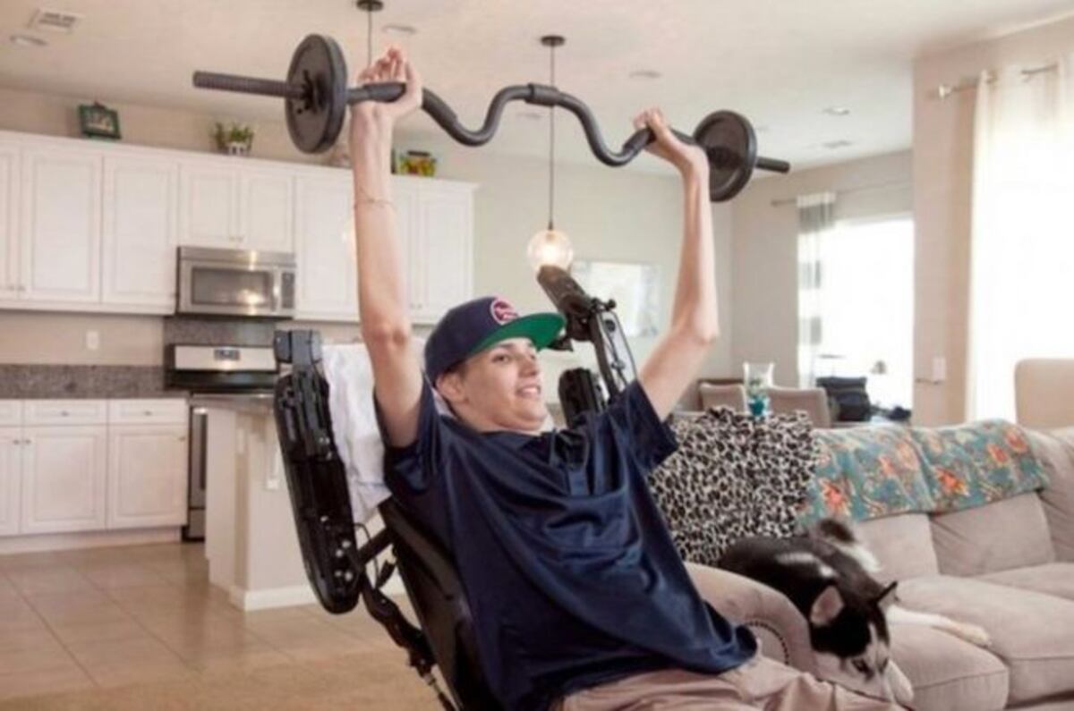 Quedó paralizado y ahora puede moverse gracias a tratamiento con células madre