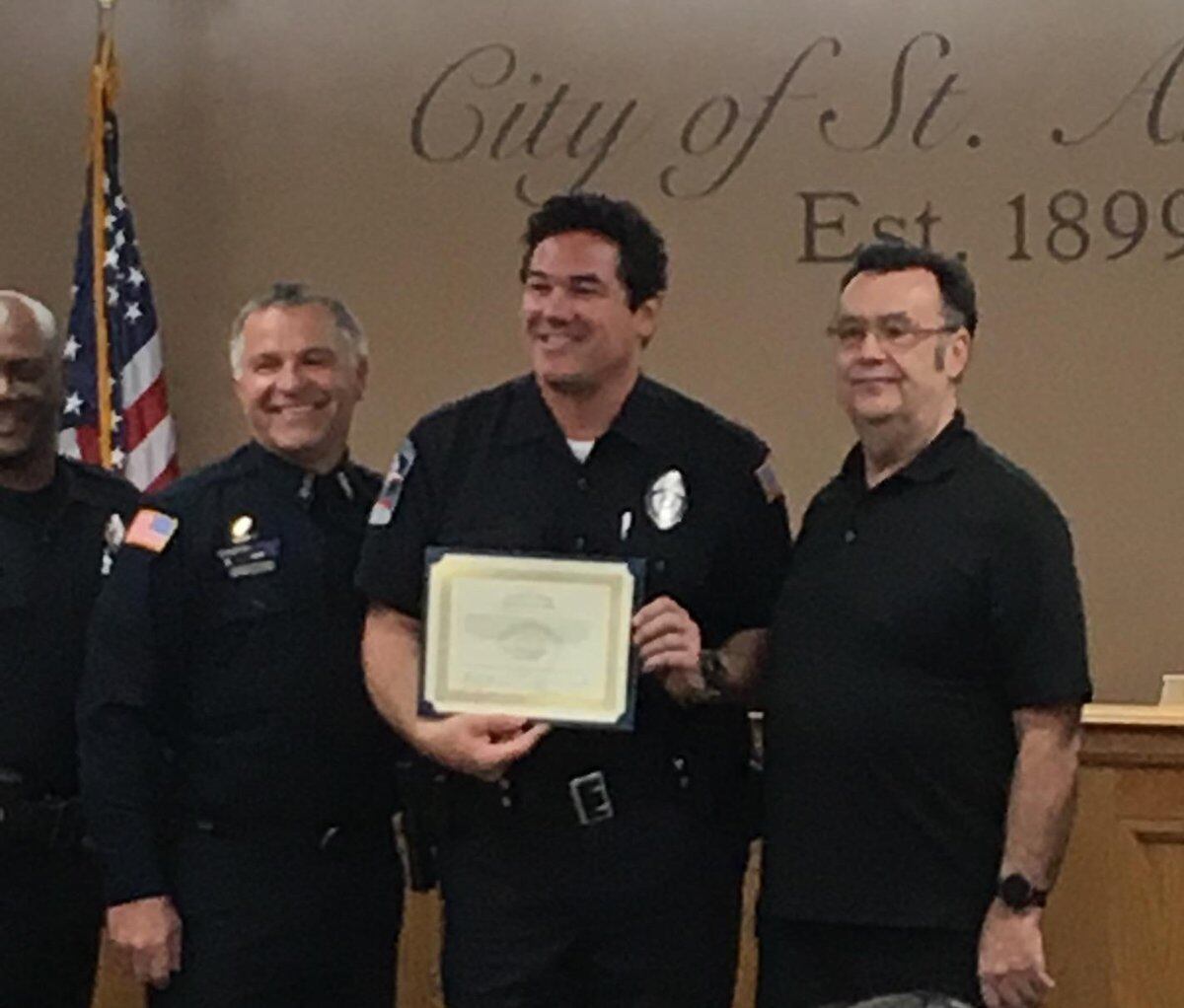 El Superman se quita la capa y se transforma en héroe de verdad al ser Policía