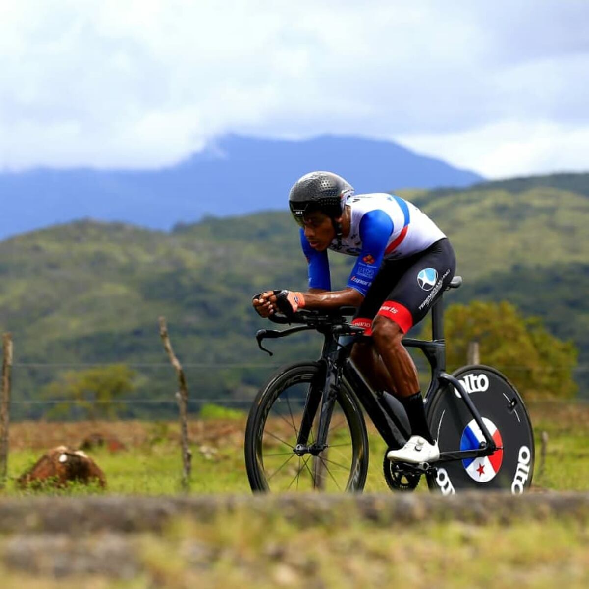 Panameño Jurado vuela en la crono y recupera la camiseta amarilla