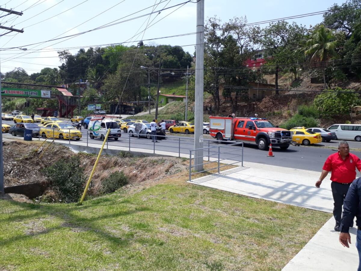 Colisión y vuelco de un 'diablo rojo' en Colón deja varios heridos