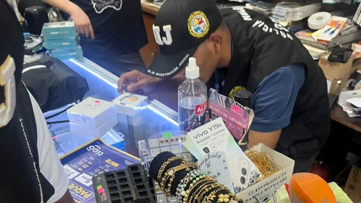 Audífonos y cargadores falsos caen en Coclé durante la Operación Sonido