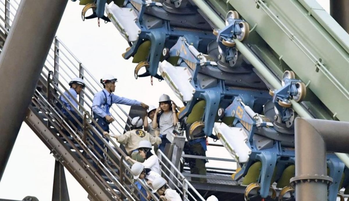 Montaña rusa deja 64 pasajeros suspendidos en el aire