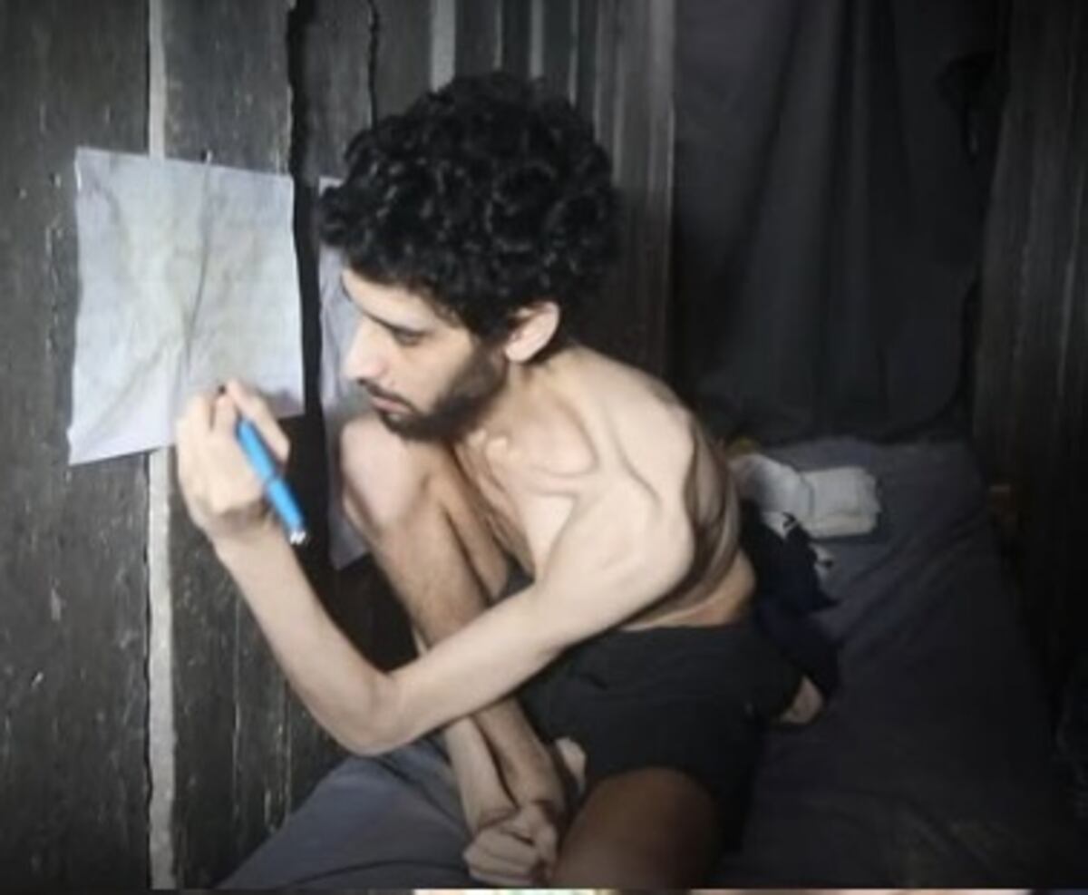 ¡Atroz! Rehén israelí cava su propia tumba en túnel de Gaza: ‘El tiempo se agota’; Israel envía alimentos desde el cielo