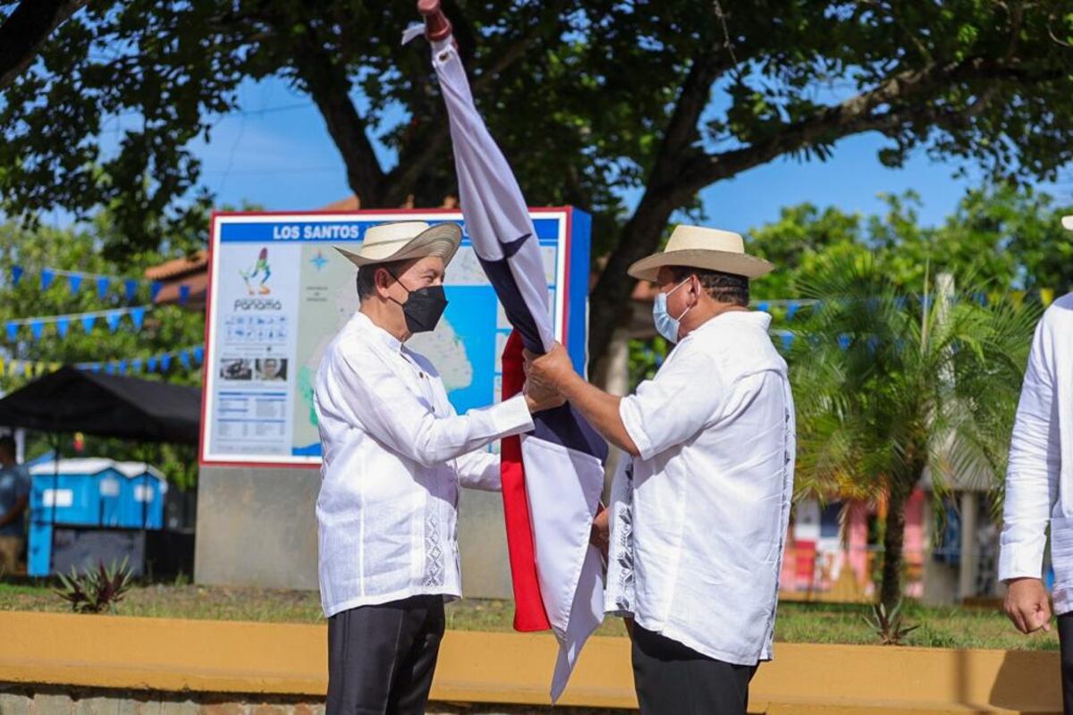 ‘Con ayuda de Dios saldremos adelante’. Lucho De Sedas fue el abanderado este 10 de noviembre en La Villa