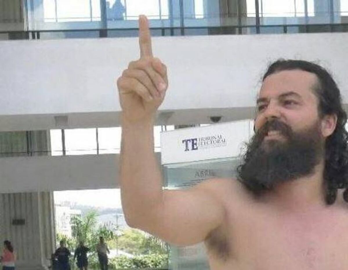 Se esperan sanciones para nudista que quiere llegar a la Asamblea