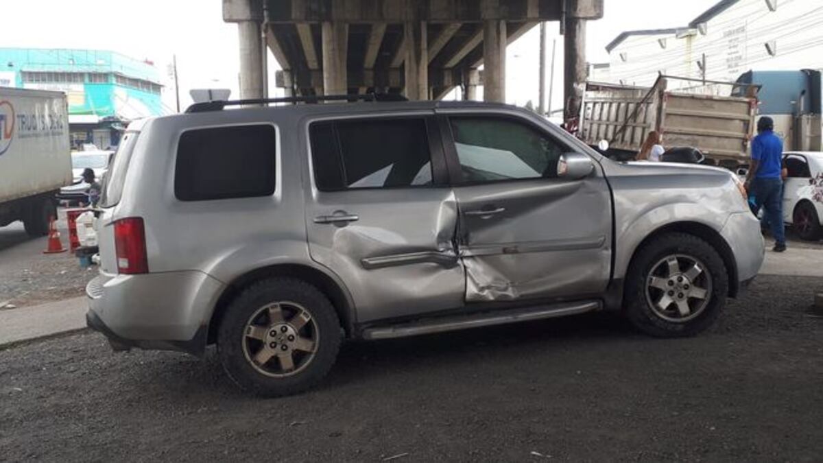 Se jugó la vida. Tren choca contra una camioneta en Cuatro Altos de Colón|Video