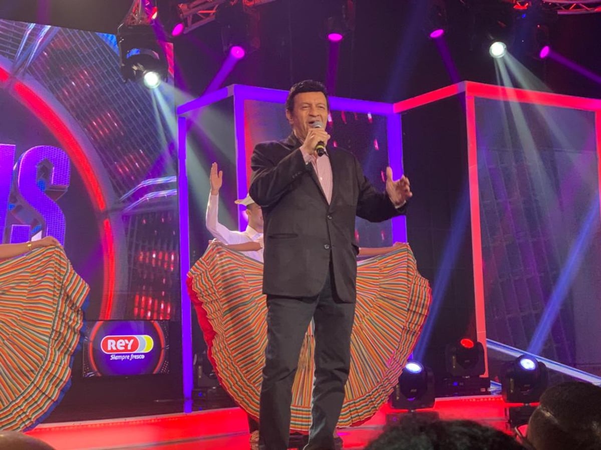 Ya puede cantar. Osvaldo Ayala regresó a la tarima. Explicó las recomendaciones del doctor. Videos