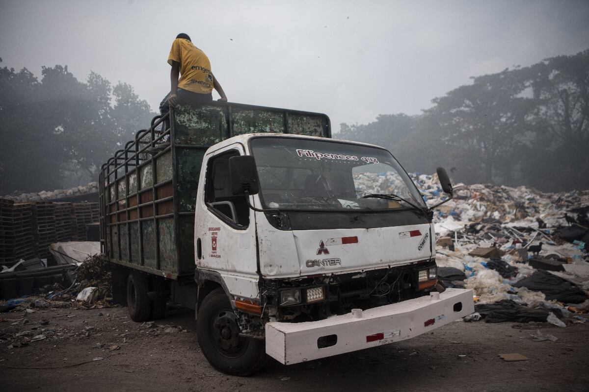 Recolectores informales y “pick-up” entran gratis a Cerro Patacón para dejar basura