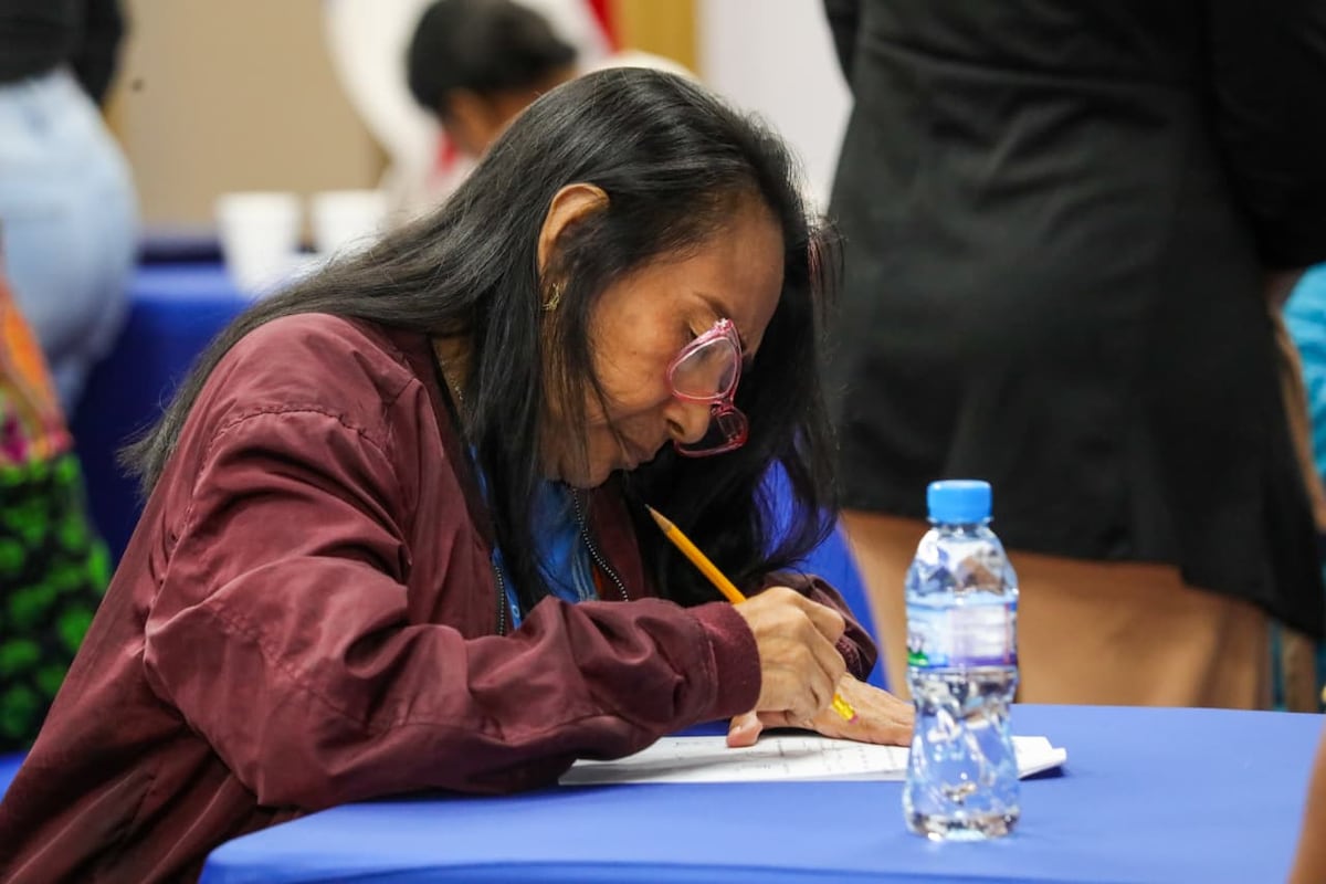 Nunca es tarde: Carolina Solano volvió a la escuela y hoy celebra su logro académico con su hijo
