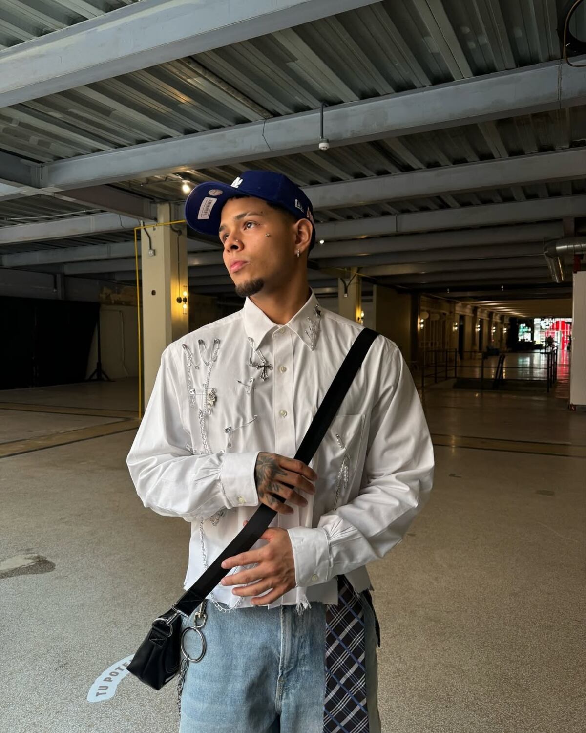 El ‘Tachi’ enamorado se tatúa y lanza su nueva música ‘Marbella’