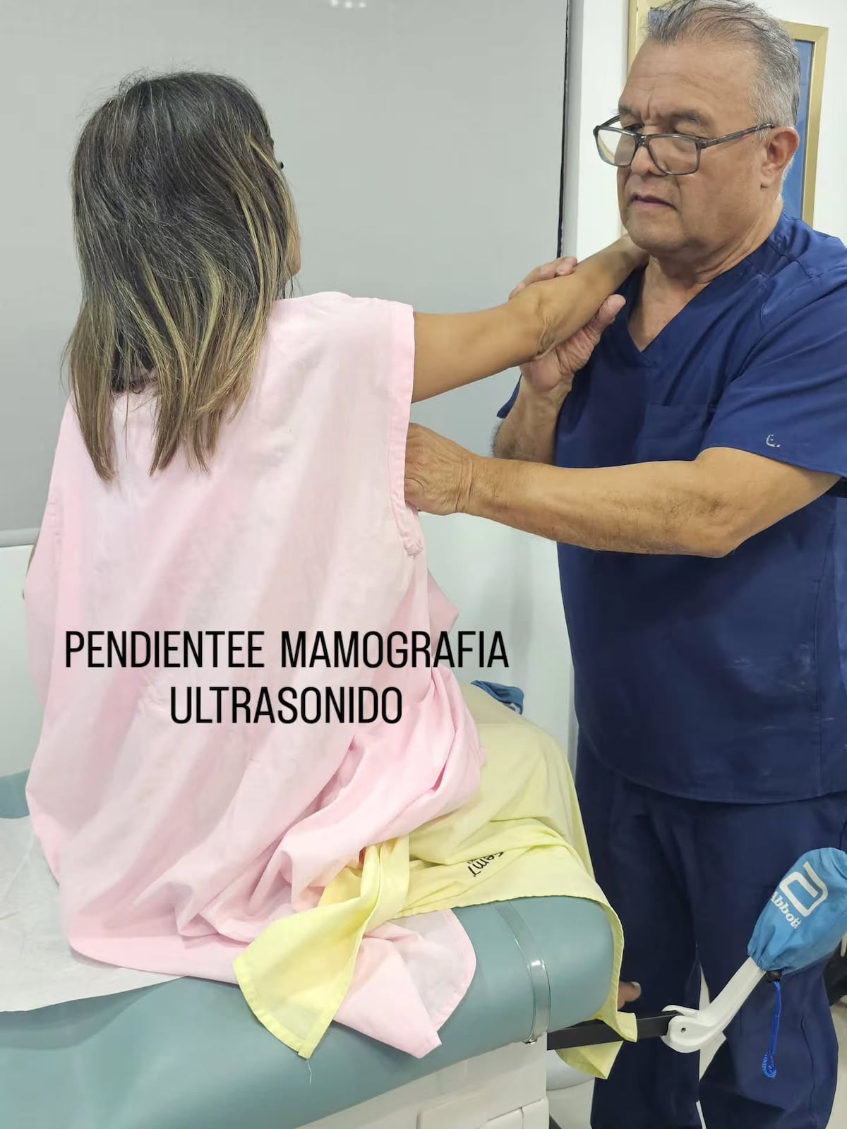 ¡INSÓLITO! La periodista Susan Elizabeth Castillo muestra cómo trabaja mientras le hacen el ‘Papanicolau’ para concientizar sobre el cáncer