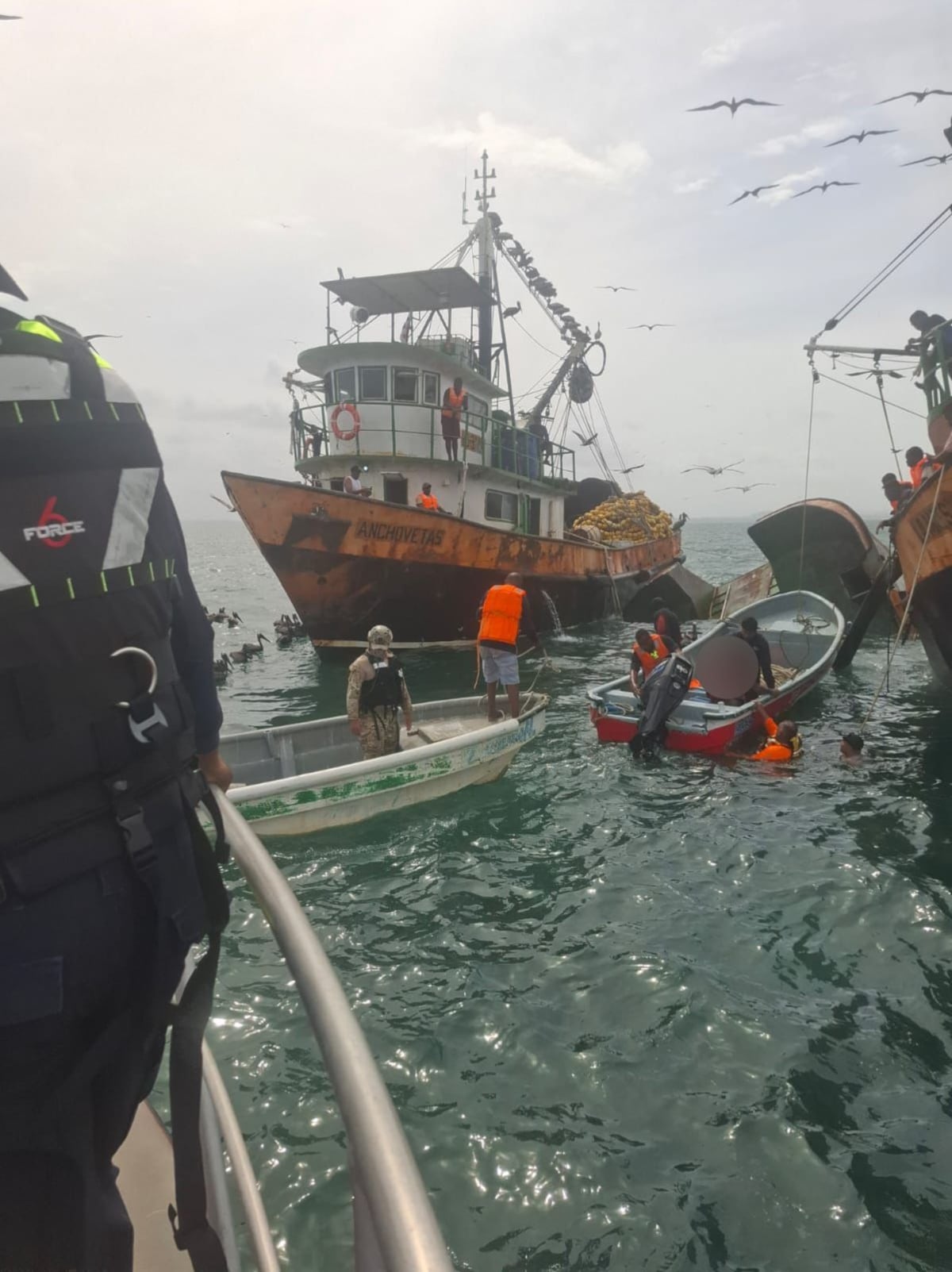 LO ÚLTIMO. Sobrevive al naufragio: rescatan a maquinista tras hundimiento en Puerto Caimito + VÍDEO