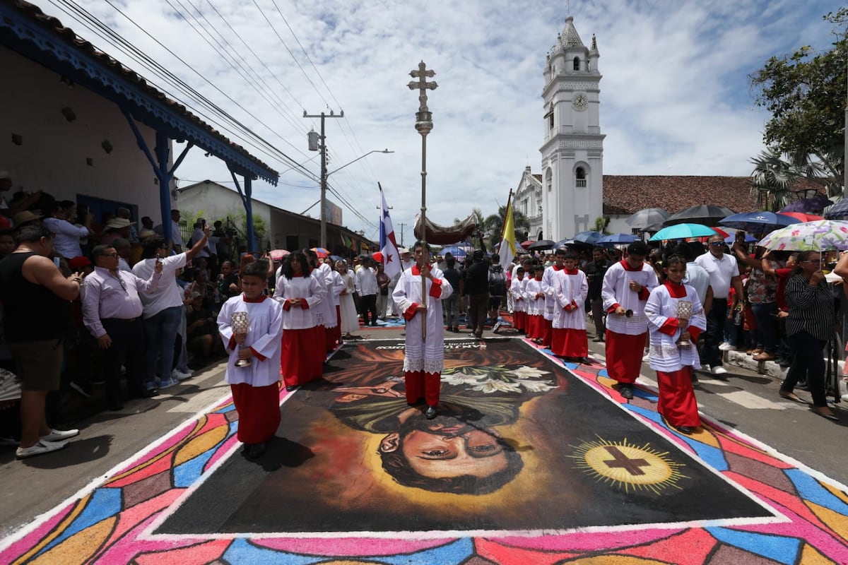 El Corpus Christi vistió de fe y arte las calles de La Villa de Los Santos