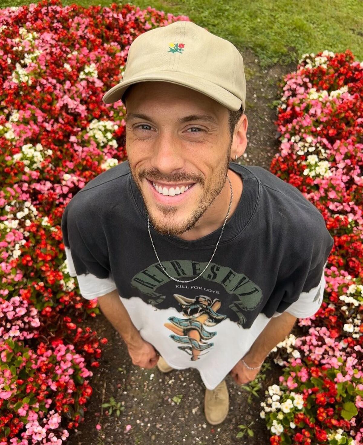 Mayer reta a GReeen a cambiar la portada de su canción por Panamá ¡y el cantante acepta el desafío!