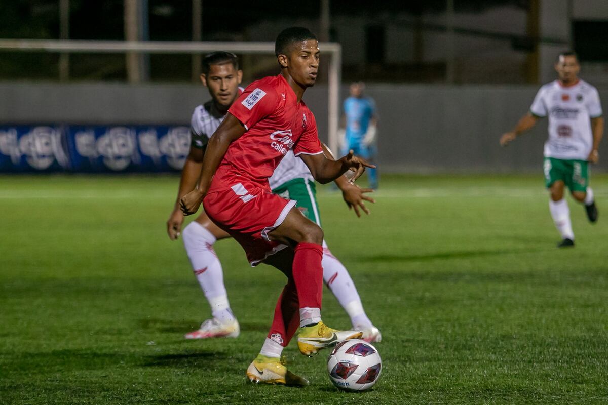 El panameño Jorge ‘Puchulin’ Serrano firma contrato con el Motagua, subcampeón de Honduras