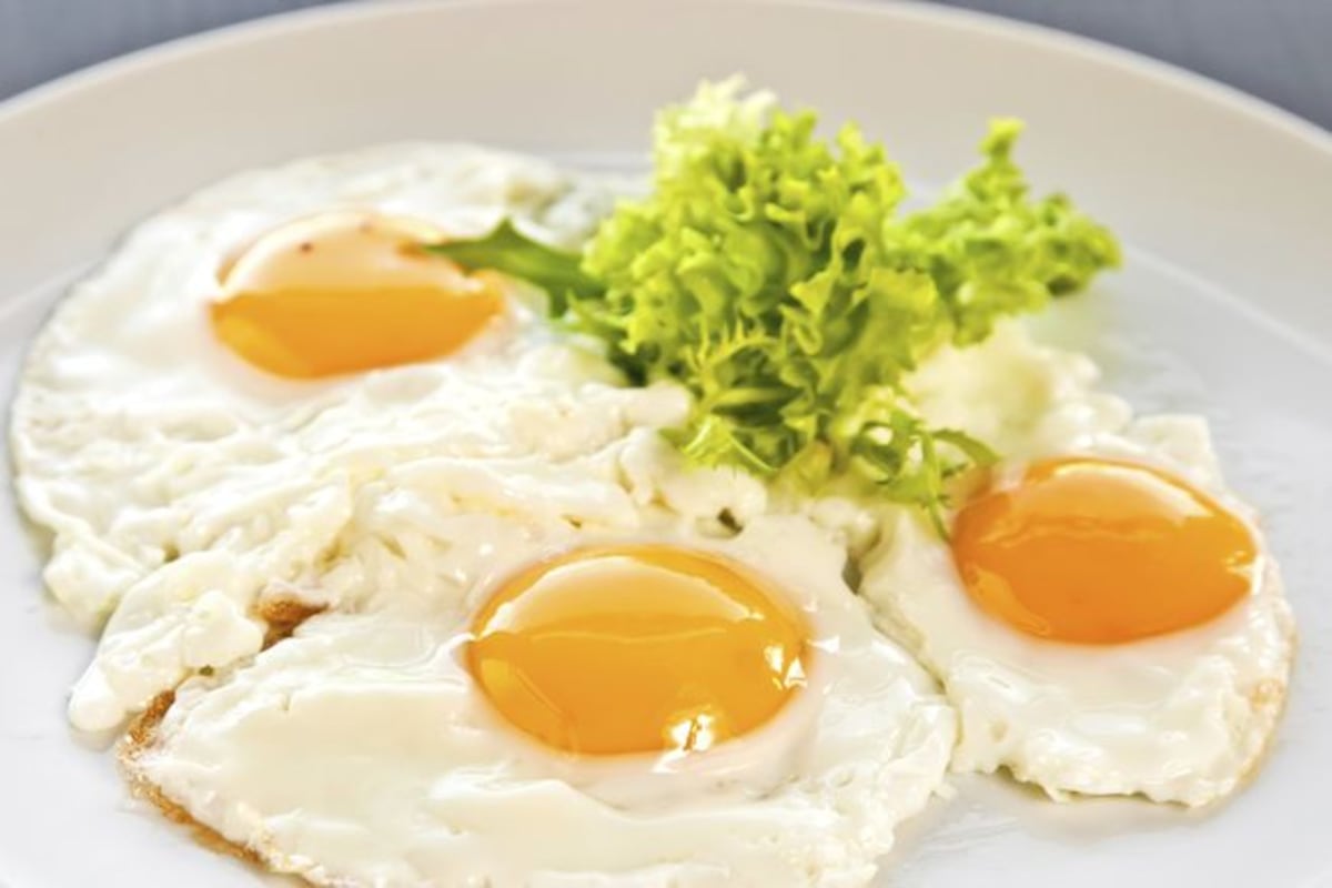 Puede comer huevo, pues estos no aumentan el colesterol en la sangre