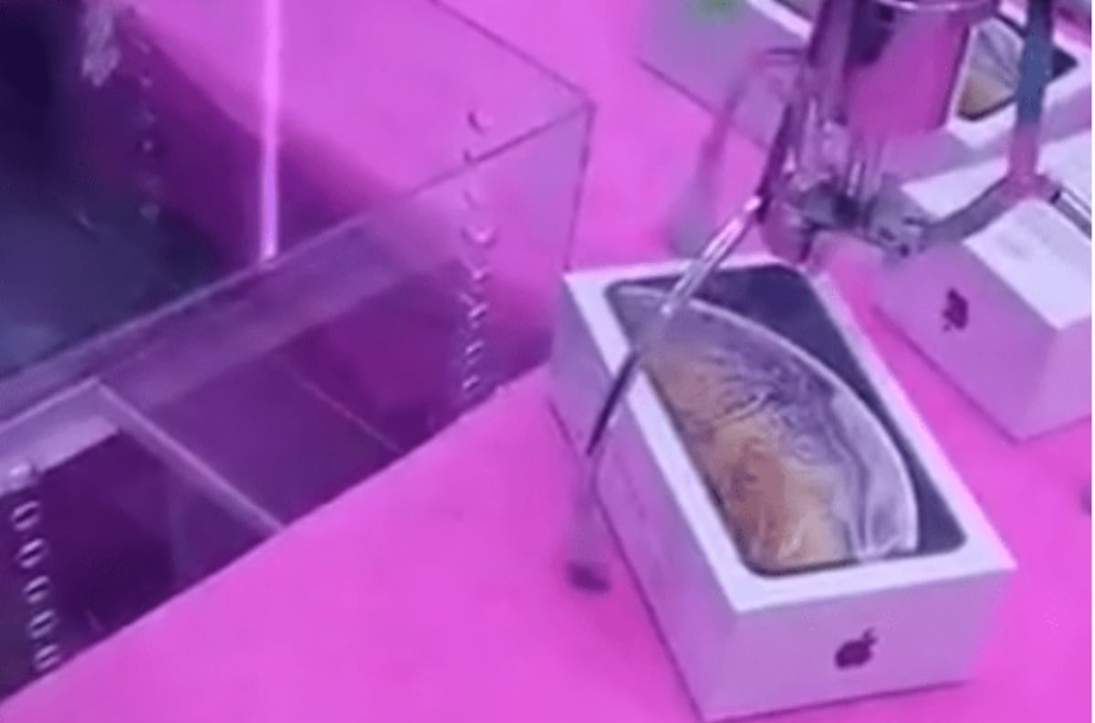 Un joven se gana un iPhone X en una máquina y se lleva una doble sorpresa