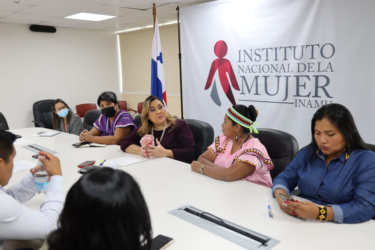 Cacica Ngäbe Buglé se reúne con directora encargada del INAMU