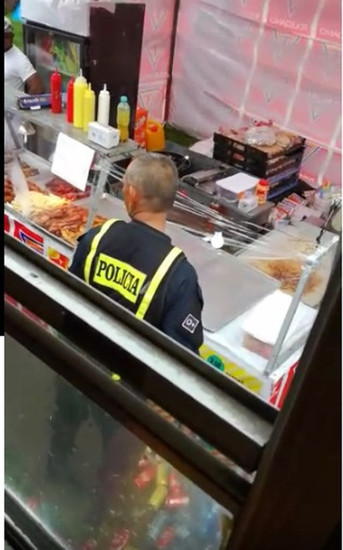 Le parte pierna a comerciante. Bus choca contra quioscos en Portobelo