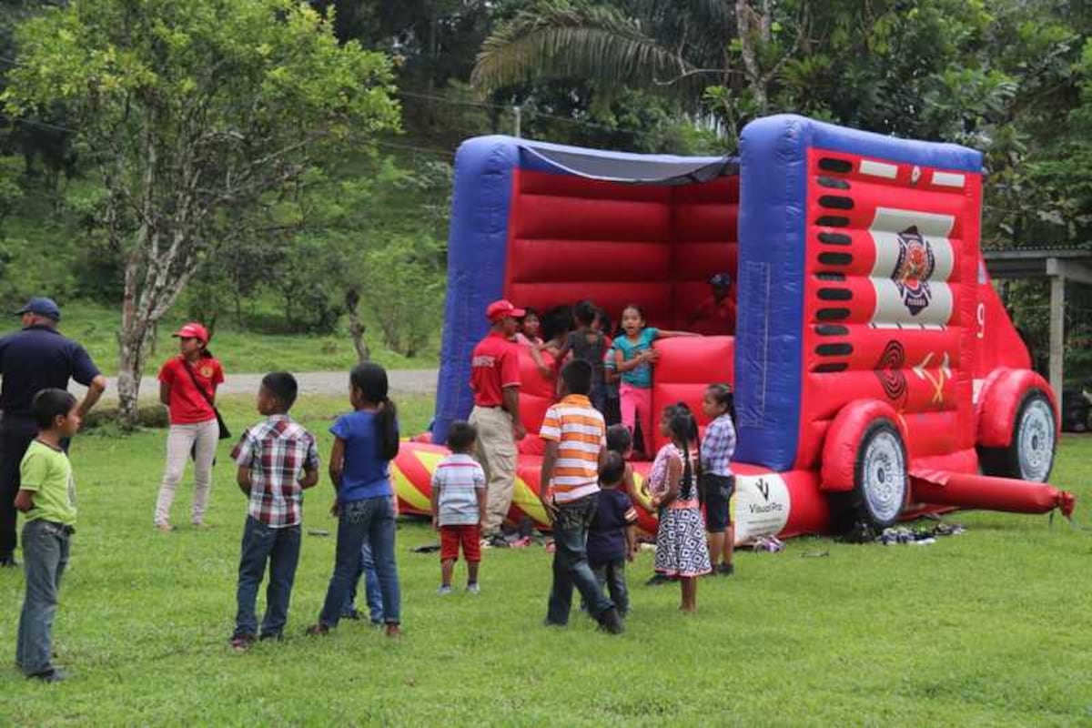 ¡Navidad anticipada! Bomberos de la provincia de Coclé llevaron alegría a San Miguel