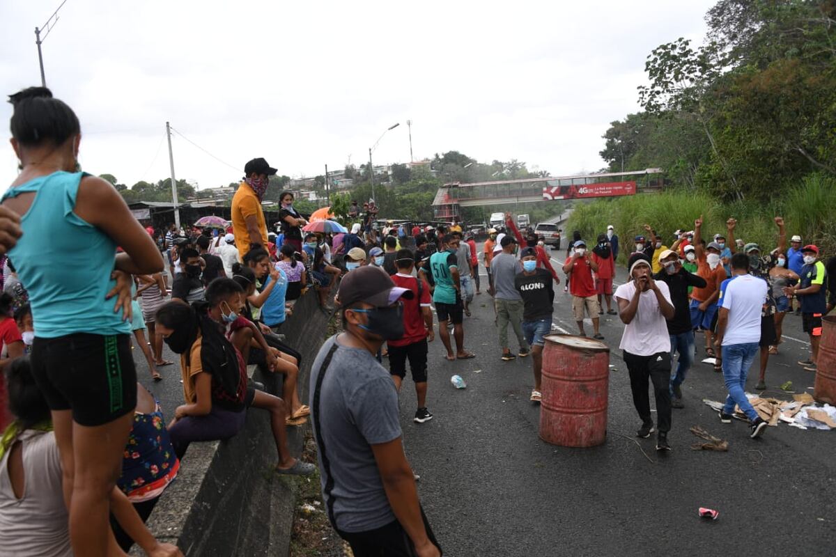 Panameños piden comida. Cierran la vía Panamericana frente a Loma Cová | Videos