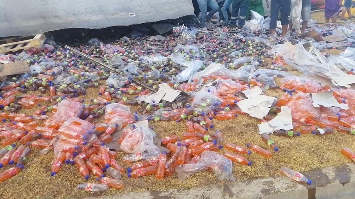 Se llevan más de $20 mil en sodas, luego de que un camión se volcó en plena vía