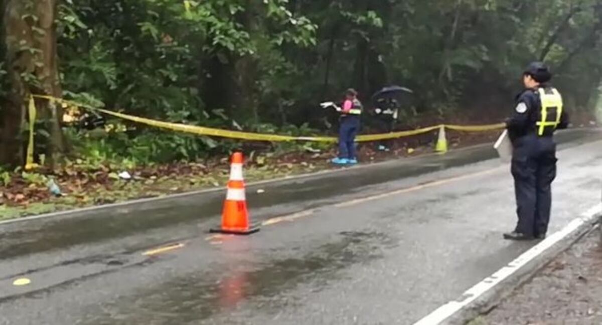 Taxi choca contra árbol. Quedan atrapados.Conductor y pasajero mueren | Video