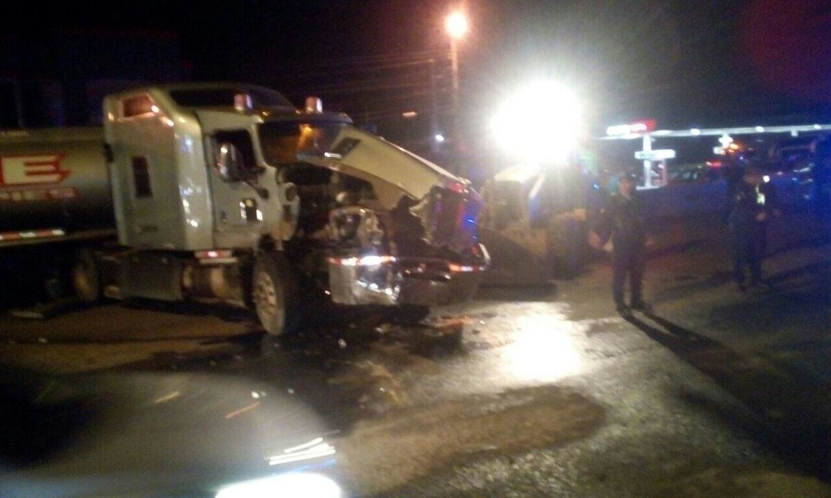 ¡Uy! Mula cisterna golpea a dos buses, dos autos y por suerte no explotó