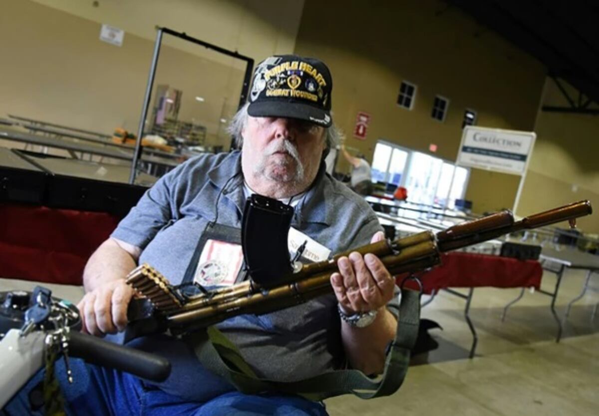 ¿Quién los entiende? A días de la masacre hacen feria de armas en Florida