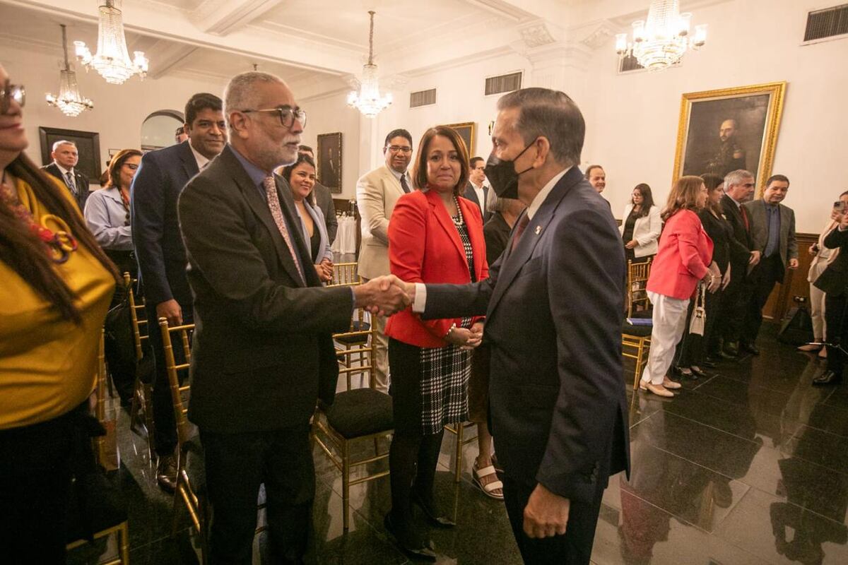 Cortizo firma el Decreto Ejecutivo 27, que reglamenta la reciente Ley de Medicamentos 419 