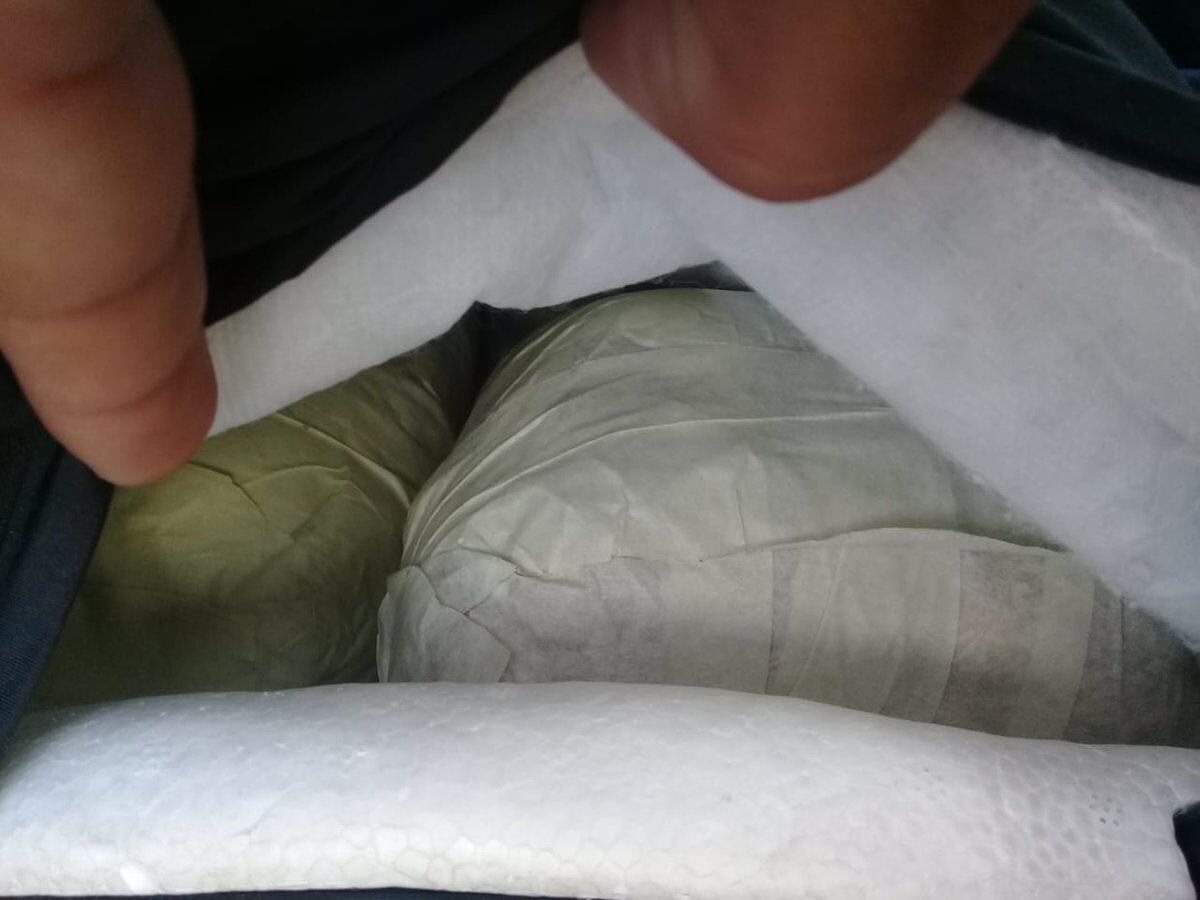 Los capturan.Llevaban presunta droga en una silla de bebé.Policía no come cuento