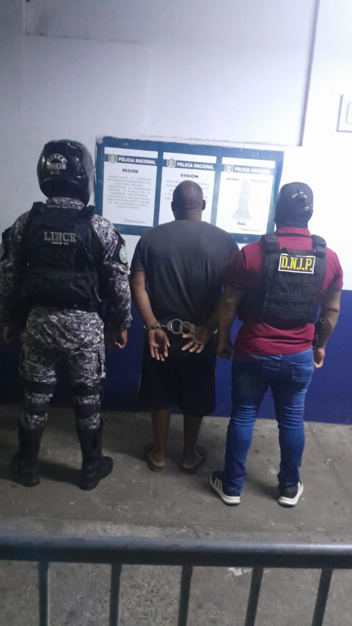 Camión con estructura alterada termina con 150 paquetes de presunta droga decomisados en Colón