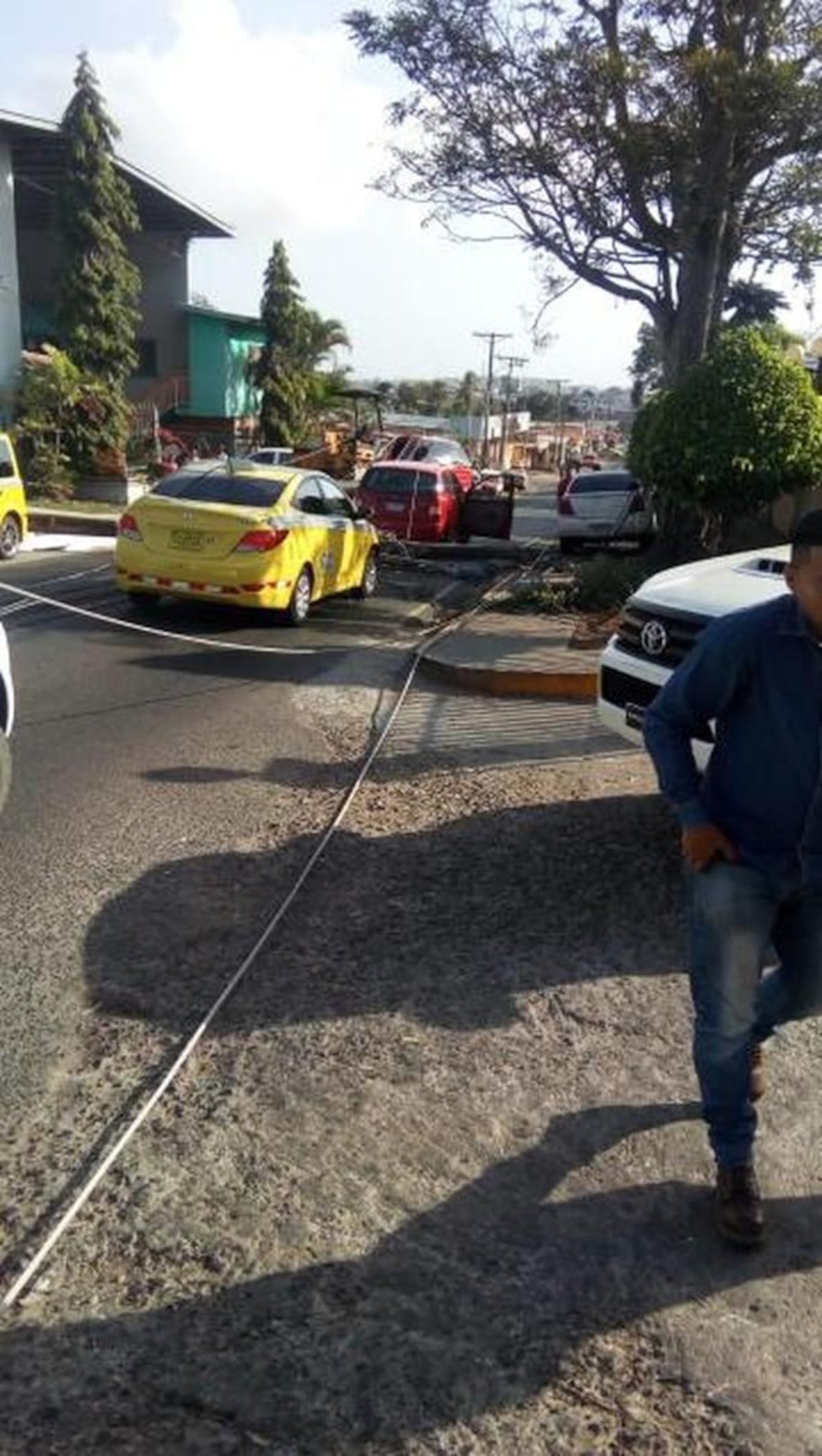 En La Chorrera están sin luz y agua por culpa de una grúa que tumbó los postes 