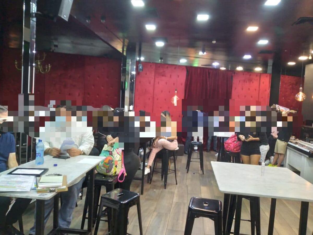 Fiesta y mujeres voluptuosas. Policía retiene a más de 30 personas en un local de Bella Vista