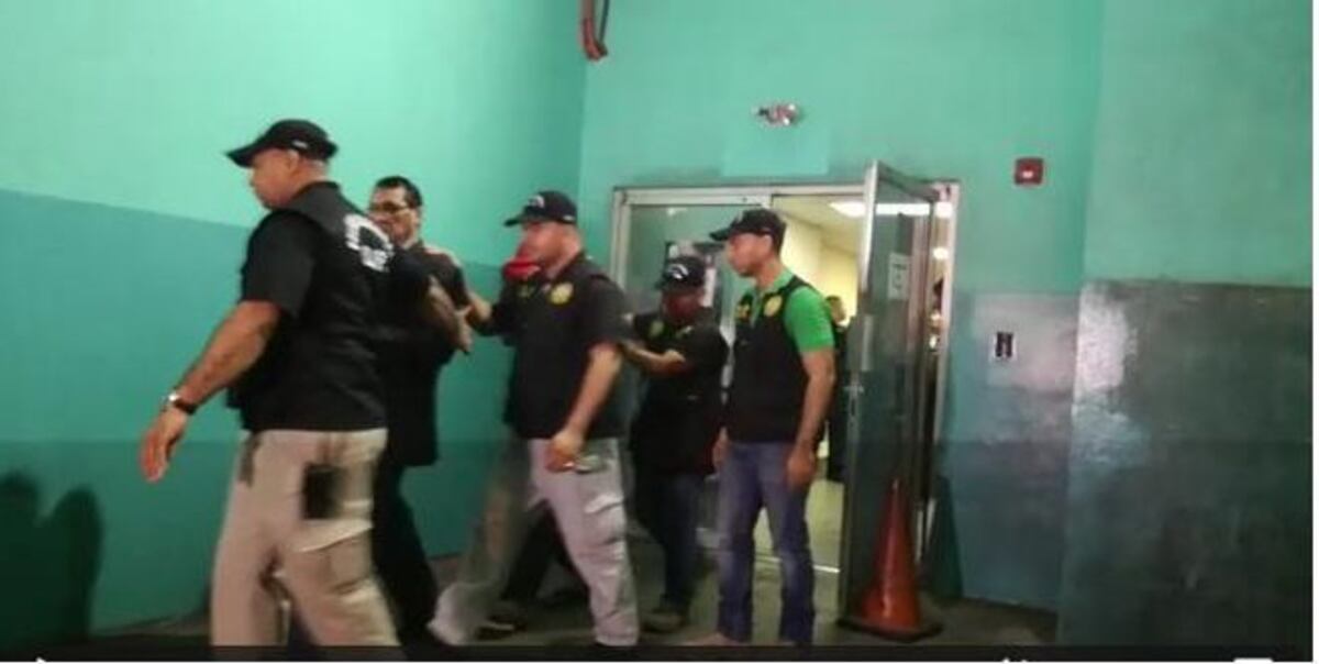 VIDEO | HASTA LA GUACHA. Esposado se llevan al alcalde. Le formulan cargos.